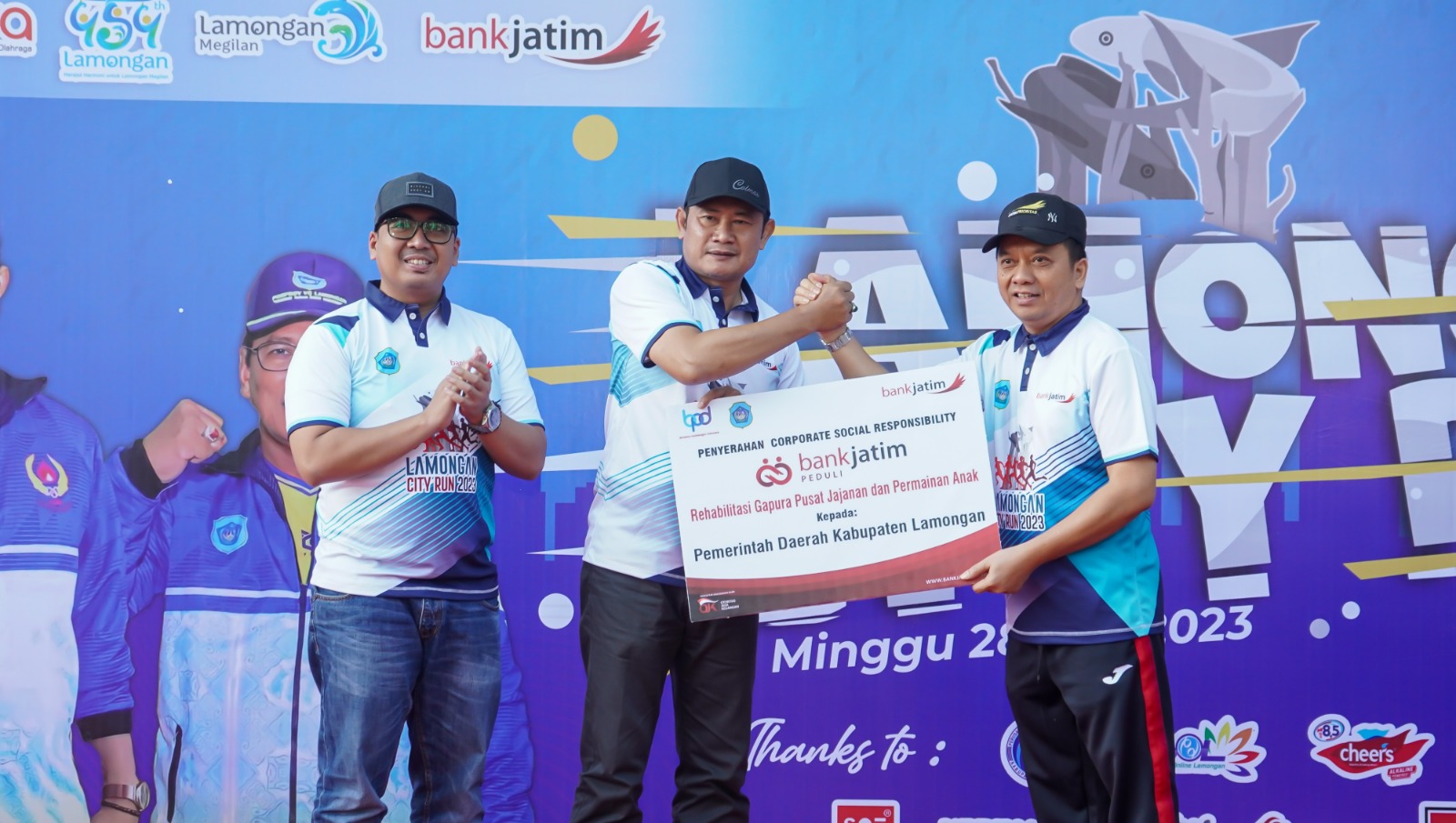 InfoPublik - Bank Jatim Lamongan Perbaiki Gapura Jajanan dan Permainan